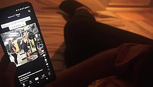 mirando porno en tiktok con mi hermanastra y grabamos un video antes de que nos pillen nuestros padres