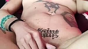 el dildo makes her squirt and orgasm with oral toys 😈