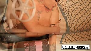 Jezebelle works her pussy on the couch 😏