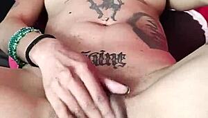 el dildo makes her squirt and orgasm with oral toys 😈