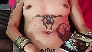 el dildo makes her squirt and orgasm with oral toys 😈