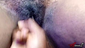 उसने मुझे अपनी गीली चूत मसाज करने को कहा, और मैंने उसे जोर से मोन करवाया