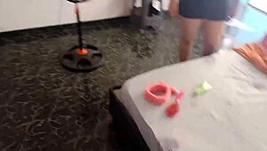 Mejor amiga atrapada y follada por mí al espiarla por la puerta