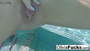 horny olivia is playing with her pussy underwater 😏