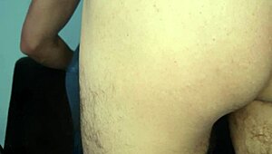 eu puxei as calças da esposa e a fodi até gozar na buceta 😍