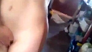 Me masturbo parada y gimo para ti, tocando mi cuerpo