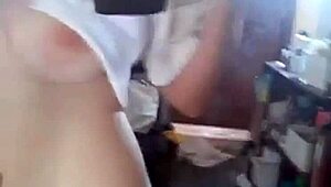 Me masturbo parada y gimo para ti, tocando mi cuerpo