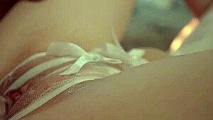 यो, ये क्रीमी वेट पस्सी क्लोज अप में पाउंडेड हो रही है