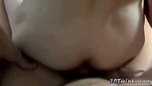 स्किनी गे ट्विंक्स बबल बट्स के साथ इस मूवी में ब्लैक कॉक्स से बेयरबैक हो रहे हैं, लेकिन कौन स्टार है?