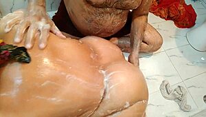 बाथरूम में साइरन ने अपनी गीली चूत को फिंगरिंग की