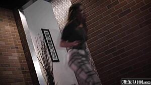 बस्टि धोखेबाज किरायेदार MILF मकान मालिक को गुप्त अफेयर में चाटती है