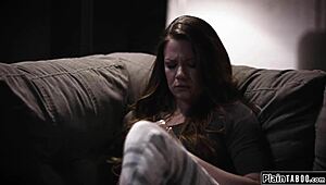 बस्टि धोखेबाज किरायेदार MILF मकान मालिक को गुप्त अफेयर में चाटती है