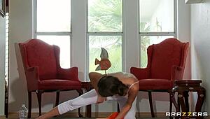 Brazzers Dirty Masseur Jenni Lee Stretches with Johnny Sins