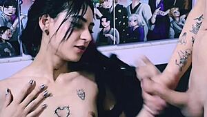 इस एनिमे सीन में स्लट ह्यूज कॉक से डोमिनेट होती