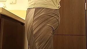 अर्जेंटिनी कॉलेज लड़की वॉयर अपस्कर्ट यात्रा में पकड़ी गई।