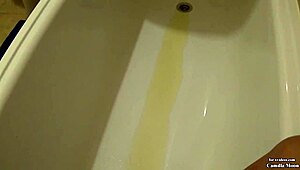 हेय, वाना सी रशियन स्लट कैमिला मून पिसिंग और बांगिंग?