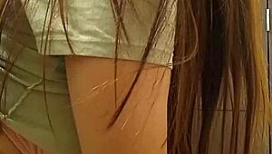 अर्जेंटिनी कॉलेज लड़की वॉयर अपस्कर्ट यात्रा में पकड़ी गई।