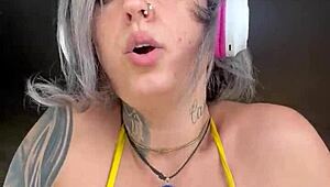 fiquei com tanto tesao na escada da academia que suei de tanto gozar