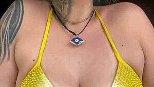 fiquei com tanto tesao na escada da academia que suei de tanto gozar