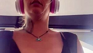 treinando na academia meus peitos pulou pra fora e fiquei tao excitada que molhei tudo