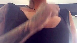 treinando na academia meus peitos pulou pra fora e fiquei tao excitada que molhei tudo