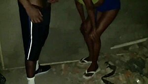 Putaria Rolou Na Casa Em Obra Magrinha Caiu De Boca Na Piroca Do Maloqueiro.