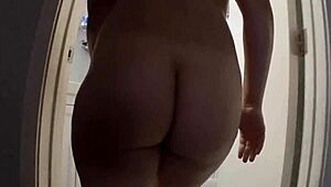 Getting naughty with thick girl in shower 😏