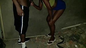 Putaria Rolou Na Casa Em Obra Magrinha Caiu De Boca Na Piroca Do Maloqueiro.