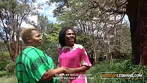 मोटी मिल्फ्स डिल्डो से एक्सपेरिमेंट करके झड़ रही हैं!