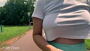 मिल्फ वाइल्ड पब्लिक रन में ब्रालेस बिग टिट्स फ्लैश करने की हिम्मत करती है!