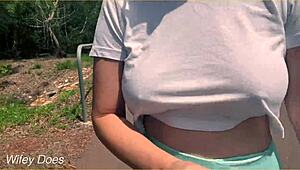 मिल्फ वाइल्ड पब्लिक रन में ब्रालेस बिग टिट्स फ्लैश करने की हिम्मत करती है!