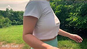 मिल्फ वाइल्ड पब्लिक रन में ब्रालेस बिग टिट्स फ्लैश करने की हिम्मत करती है!