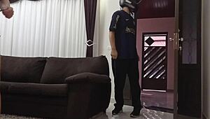 Dona De Casa Safada Greets Delivery Guy Without Panties For Full Action