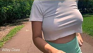 मिल्फ वाइल्ड पब्लिक रन में ब्रालेस बिग टिट्स फ्लैश करने की हिम्मत करती है!