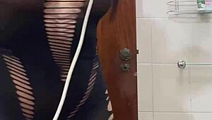Gravei a namorada do corno s� meu amigo uma baita gostosa no banheiro