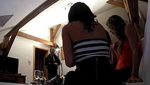 सेक्सी गर्म लड़कियाँ बीएफएफ बर्थडे पार्टी में फ्लाइंग शॉर्ट स्कर्ट्स के साथ सेलिब्रेट करती हैं