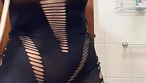 Gravei a namorada do corno s� meu amigo uma baita gostosa no banheiro