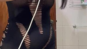 Gravei a namorada do corno s� meu amigo uma baita gostosa no banheiro