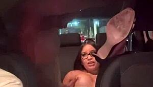 patrão ofereceu a esposa asiática gostosa dele pro negro dotado gozou na bucetinha parte 2