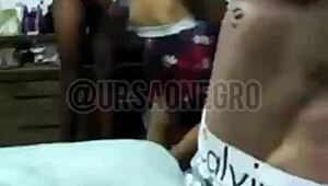 orgia com 3 novinhos hoje eu to guloso - completo no red