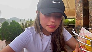 उफ, तुम्हारी चूत में ये झींगा गिर गया, इसे चाटकर निकालूंगा!