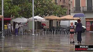 पब्लिक स्लट को स्ट्रिक्ट डॉमिना ने सड़क पर व्हिपिंग से अपमानित किया