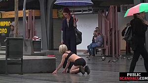 पब्लिक स्लट को स्ट्रिक्ट डॉमिना ने सड़क पर व्हिपिंग से अपमानित किया