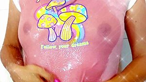 बिग ऐस स्टेपसिस्टर शावर के बाद थॉन्ग में कैच हुई