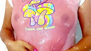 बिग ऐस स्टेपसिस्टर शावर के बाद थॉन्ग में कैच हुई