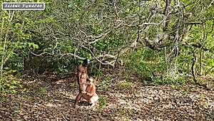 Aproveito da Minha Humildade Só Pra Mim Ajudar, Mas Que Safadeza na Floresta com Essa Morena!