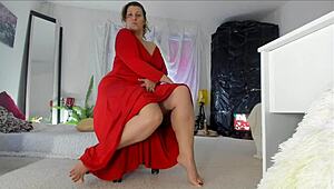 नॉटी मिल्फ सोन्या रेड ड्रेस में हैरी अपस्कर्ट के साथ टिज करती है! 😜