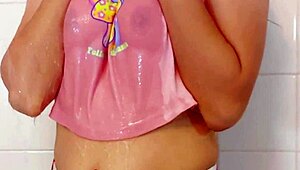 बिग ऐस स्टेपसिस्टर शावर के बाद थॉन्ग में कैच हुई