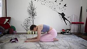 सेक्सी मैच्योर ट्विस्ट के साथ योगा लेक्शन 370