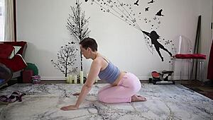 सेक्सी मैच्योर ट्विस्ट के साथ योगा लेक्शन 370